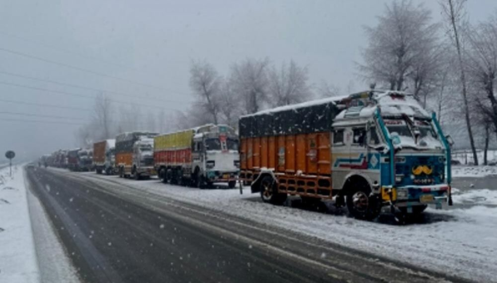 Srinagar-Jammu highway shut due to snowfall, shooting stones