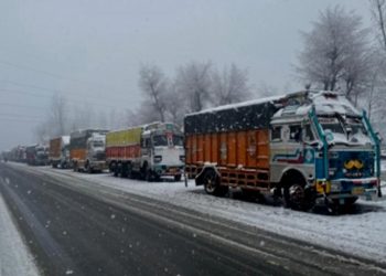 Srinagar-Jammu highway shut due to snowfall, shooting stones