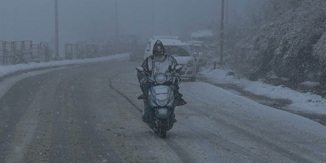 Rains, Snow in J&K; Gulmarg receives 8 inches of fresh snowfall