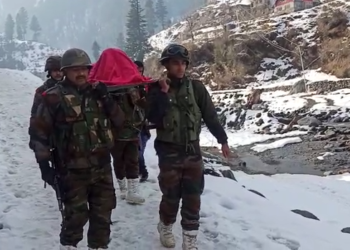 Indian Army Soldiers Evacuate Pregnant Lady In North Kashmir’s Boniyar Near LoC