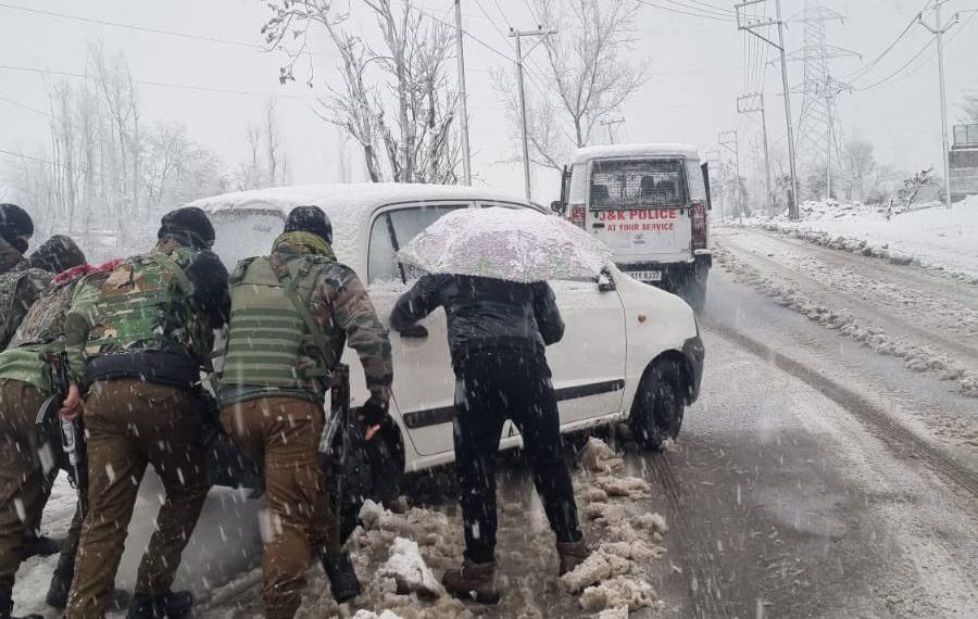 In view of snowfall, Police establishes helpline numbers for emergencies 