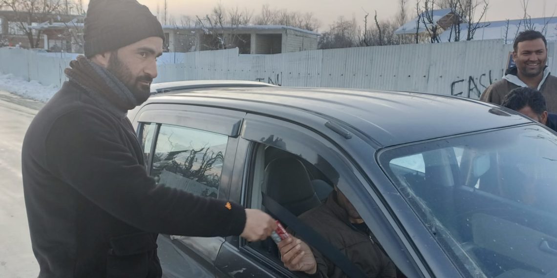 ARTO Pulwama distributes Chocolates & pens among commuters complying road safety rules