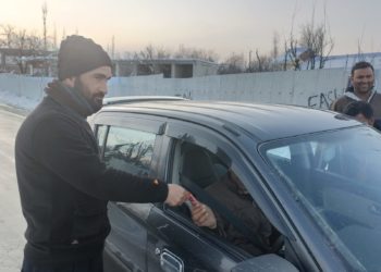 ARTO Pulwama distributes Chocolates & pens among commuters complying road safety rules