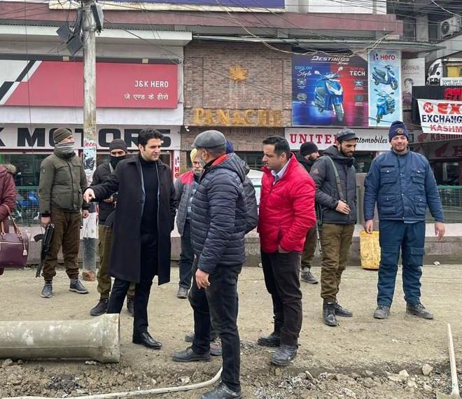 Commissioner SMC/ CEO Smart City tours City areas; reviews progress on Projects