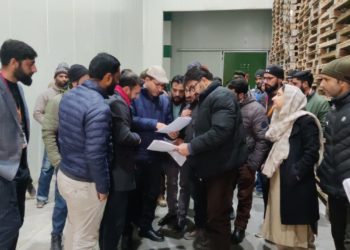 JIT headed by Director Horticulture Kashmir inspects CA Stores at Lassipora,