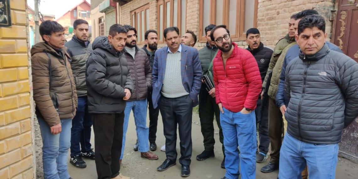 Dy. Mayor SMC & Corporator takes review of ongoing works at Khanyar