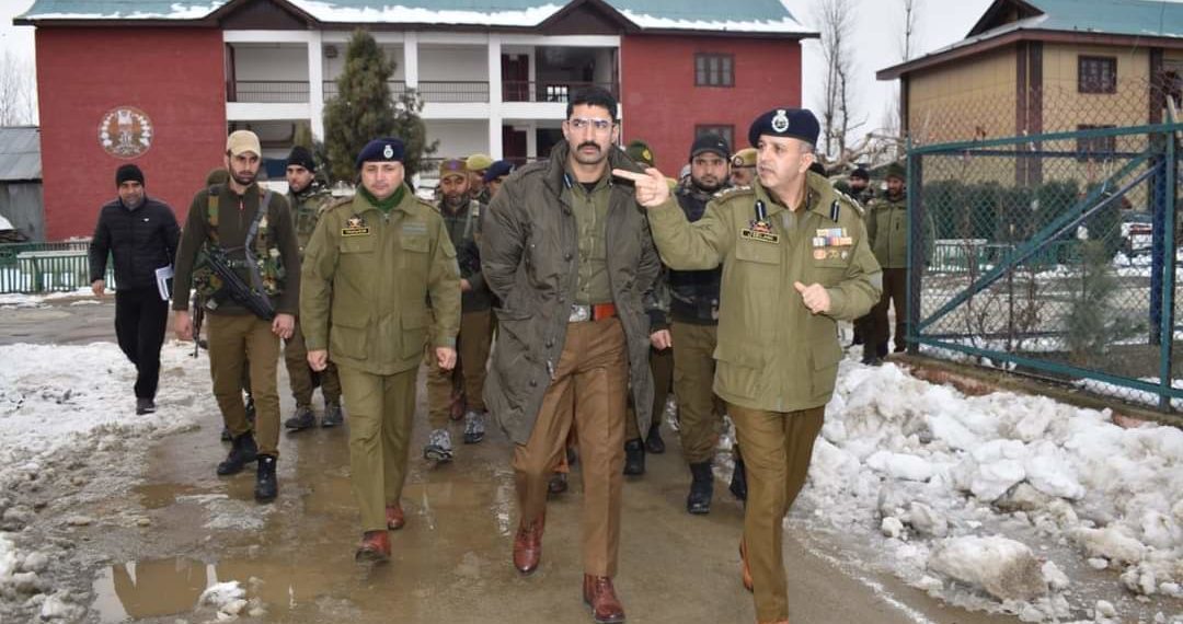 DIG SKR ANANTNAG VISITS DISTRICT PULWAMA; REVIEWS CRIME/ SECURITY SCENERIO AND ARRANGEMENTS FOR REPUBLIC DAY-2023 CELEBRATION
