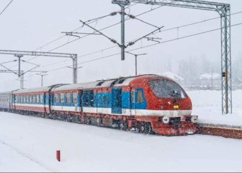 Fresh snowfall disrupts air, surface traffic in Kashmir, train service also suspended