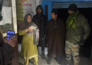 بھارتی فوج نے شدید برف باری کے درمیان حاملہ خاتون کو بچایا – جان بچائی