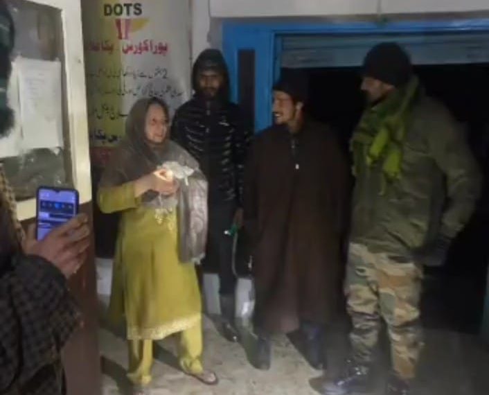 بھارتی فوج نے شدید برف باری کے درمیان حاملہ خاتون کو بچایا – جان بچائی