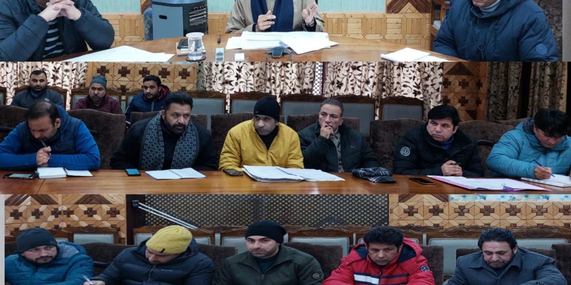 ڈی سی کپواڑہ نے کپواڑہ میں ریونیو سے متعلق امور کا جائزہ لیا۔