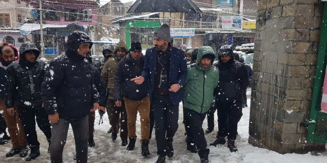 DC Anantnag takes stock of snow clearance measures, visits health facilities