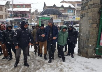 DC Anantnag takes stock of snow clearance measures, visits health facilities