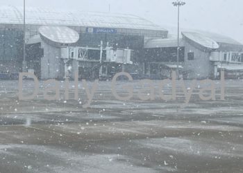 Flight operations suspended at Srinagar Airport after fresh snowfall