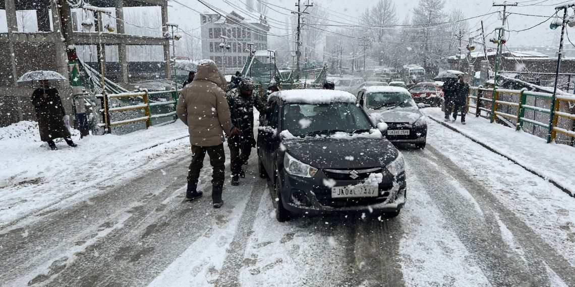 Budgam Police rendered helping hand in veiw of snowfall and slippery road conditions.