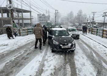Budgam Police rendered helping hand in veiw of snowfall and slippery road conditions.