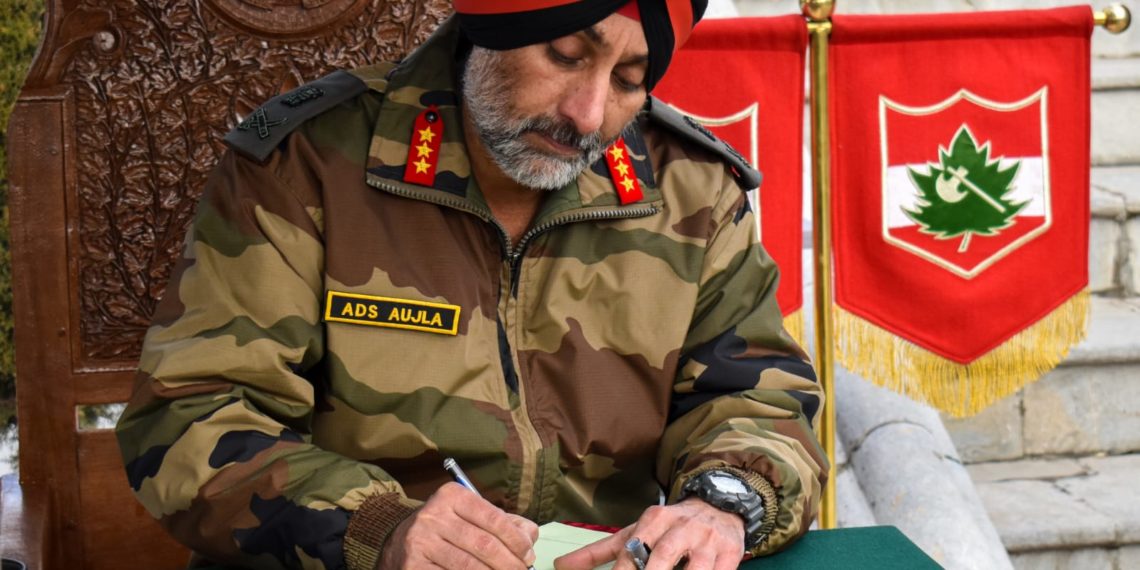 CORPS COMMANDER LAYS WREATH AT CHINAR WAR MEMORIAL ON 75TH ARMY DAY