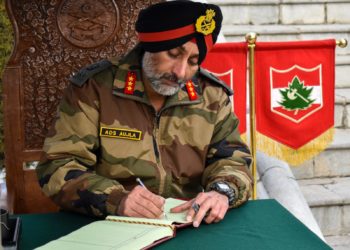 CORPS COMMANDER LAYS WREATH AT CHINAR WAR MEMORIAL ON  75TH ARMY DAY
