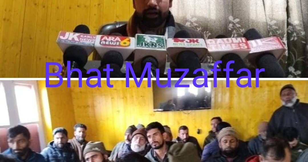 سرحدی ضلع کپواڑہ کے بلاک کلاروس میں بلاک آفس پر ایک پروگرام رکھا گیا تھا جسمیں Adfپلان ودیگر کاموں کے بارے میں بلاک ڑیلاٸمنٹ آفیسر مشتاق احمد خان نے جاٸزہ لیا