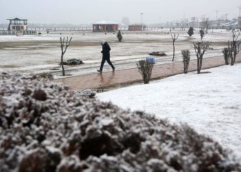 Srinagar, some other places in Kashmir wakes to thin layer of snow