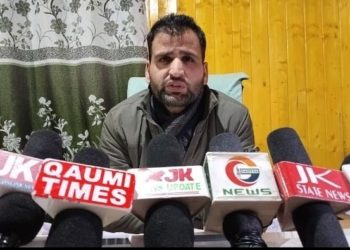 بلاک رورل ڑیلاٸمنٹ  کلاروس بلاک آفس پر بلاک ڑیلاٸمنٹ آفیسر ومجسٹریٹ مشتاق احمد خان نے  کلاروس  بلاک کے تمام ملازمین کے ساتھ ایک مٹینگ بھلاٸ جسمیں adfودیگر اسکیموں کے بارے میں جاٸیزہ لیا اور انکو جانکاری دی ۔