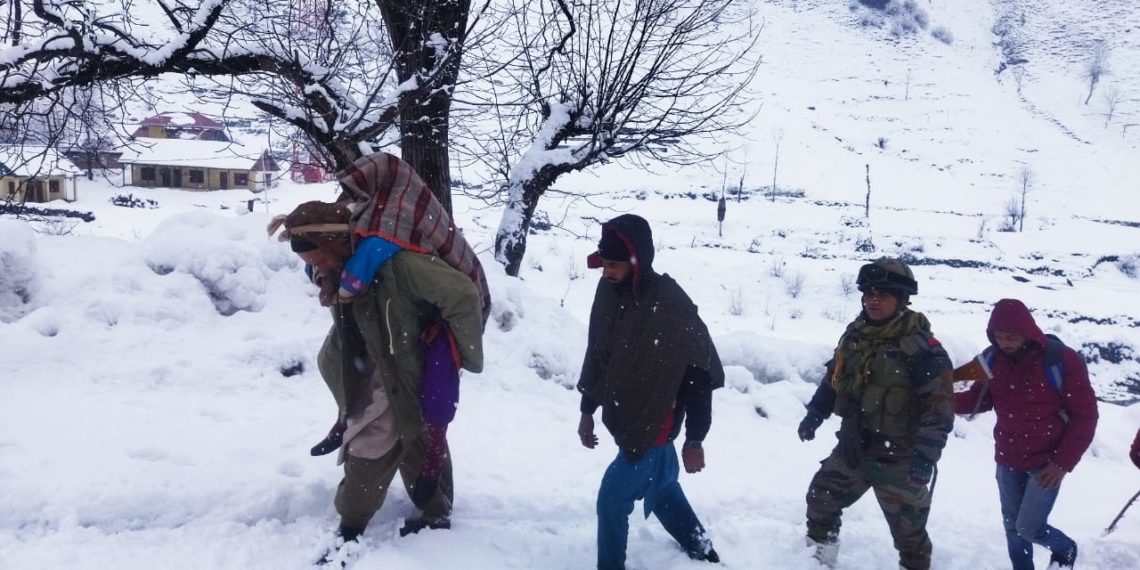 INDIAN ARMY EVACUATES 80 YEAR OLD LADY, WITH SEVERE FEVER & ARTHRITIS AMID HEAVY SNOWFALL