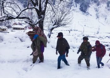 INDIAN ARMY EVACUATES 80 YEAR OLD LADY, WITH SEVERE FEVER & ARTHRITIS AMID HEAVY SNOWFALL 