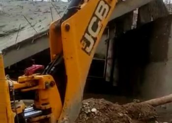 تحصیلدار درگمولہ اعجاز احمد خورو  کی سر براہی میں محکمہ مال کی ایک ٹیم نے چوکی آفیسر درگمولہ منظور احمد اور نایب تحصیلدار