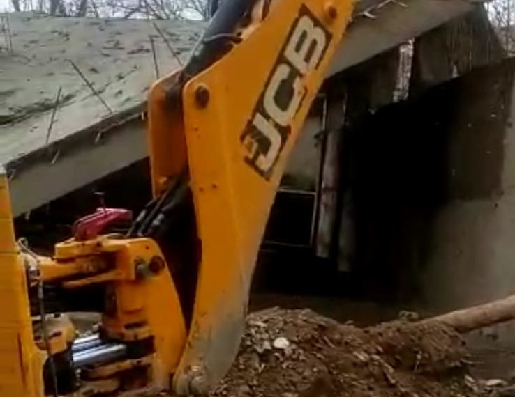 تحصیلدار درگمولہ اعجاز احمد خورو  کی سر براہی میں محکمہ مال کی ایک ٹیم نے چوکی آفیسر درگمولہ منظور احمد اور نایب تحصیلدار
