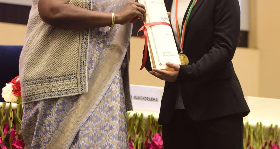 LG Sinha congratulates Hanaya Nisar for Pradhan Mantri Rashtriya Bal Puraskar