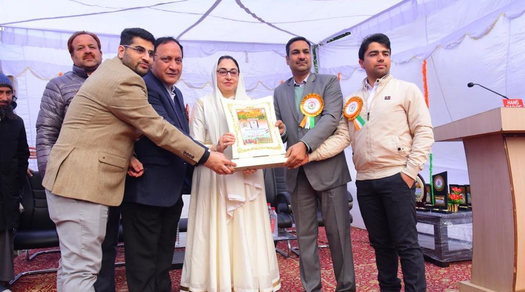 Dr Darakhshan unfurls tricolour at a function at Waqf Headquarters at Jammu           