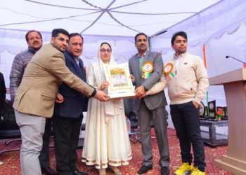 Dr Darakhshan unfurls tricolour at a function at Waqf Headquarters at Jammu           