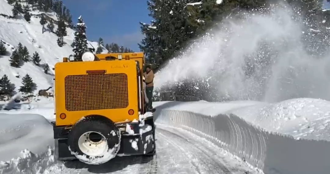 Emergency opening of sadhana pass & chowkibal-Tangdar road after 6 days of continuous Snowfall.