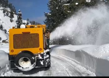 Emergency opening of sadhana pass & chowkibal-Tangdar road after 6 days of continuous Snowfall.  