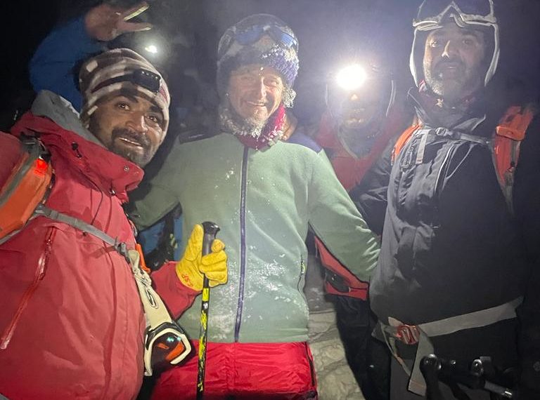 Police rescues lost foreign tourist  from skiing slopes at Gulmarg