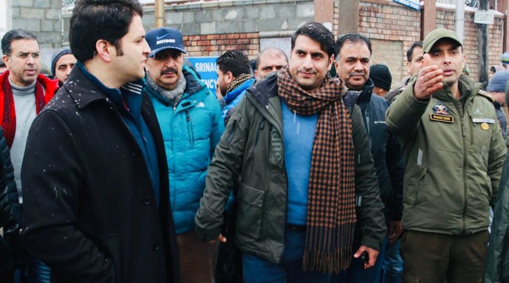 DC Srinagar tours City areas to oversee snow clearance