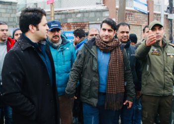 DC Srinagar tours City areas to oversee snow clearance