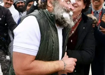 Rahul Gandhi, Priyanka play with snow, throw it on each other in Srinagar