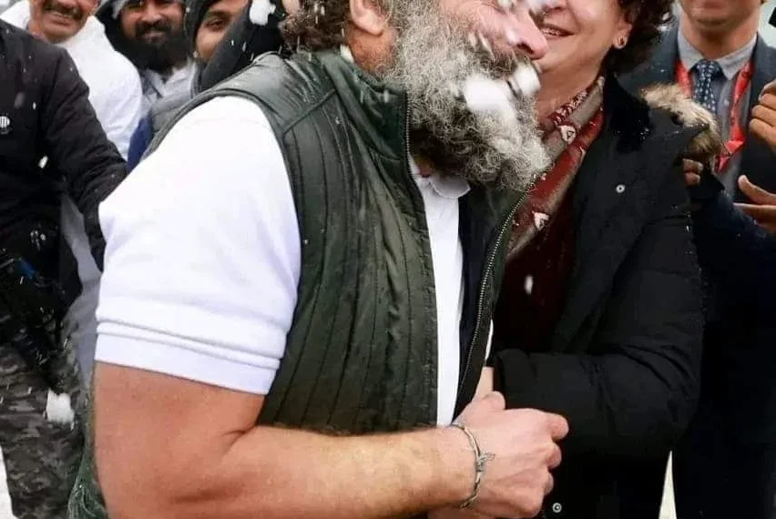 Rahul Gandhi, Priyanka play with snow, throw it on each other in Srinagar