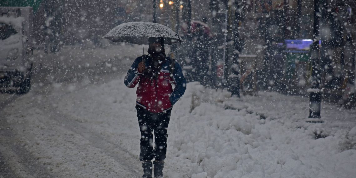 Kashmir, parts of Jammu receive fresh snowfall