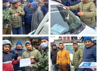 Road Safety Week: MVD Anantnag distributes Pamphlets to road users