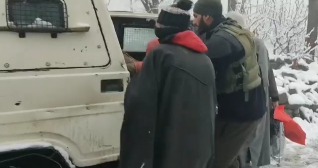 AMID HEAVY SNOWFALL, GANDERBAL POLICE SAVED A PRECIOUS LIFE IN UPPER REACHES OF CHOUNT WALIWAR LAR. 