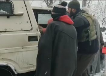 AMID HEAVY SNOWFALL, GANDERBAL POLICE SAVED A PRECIOUS LIFE IN UPPER REACHES OF CHOUNT WALIWAR LAR. 