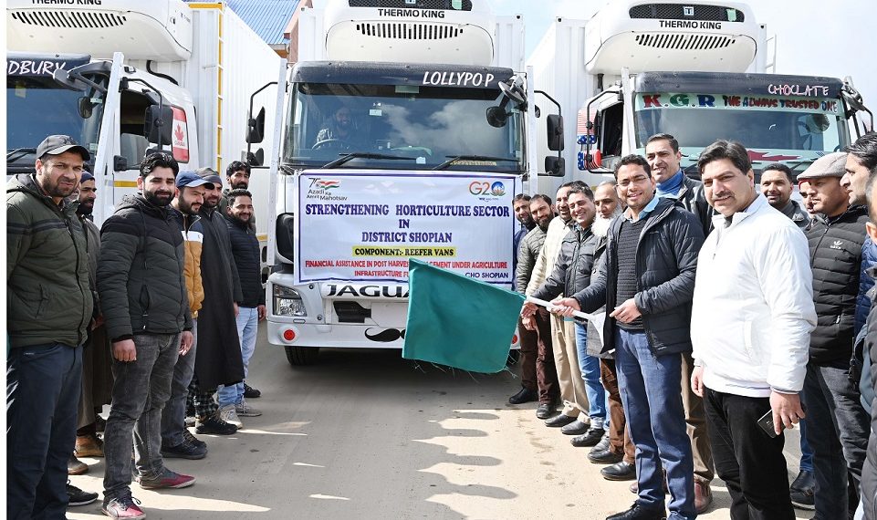 Azadi Ka Amrit Mahotsav: DC Shopian flags-off 3 Reefer vehicles