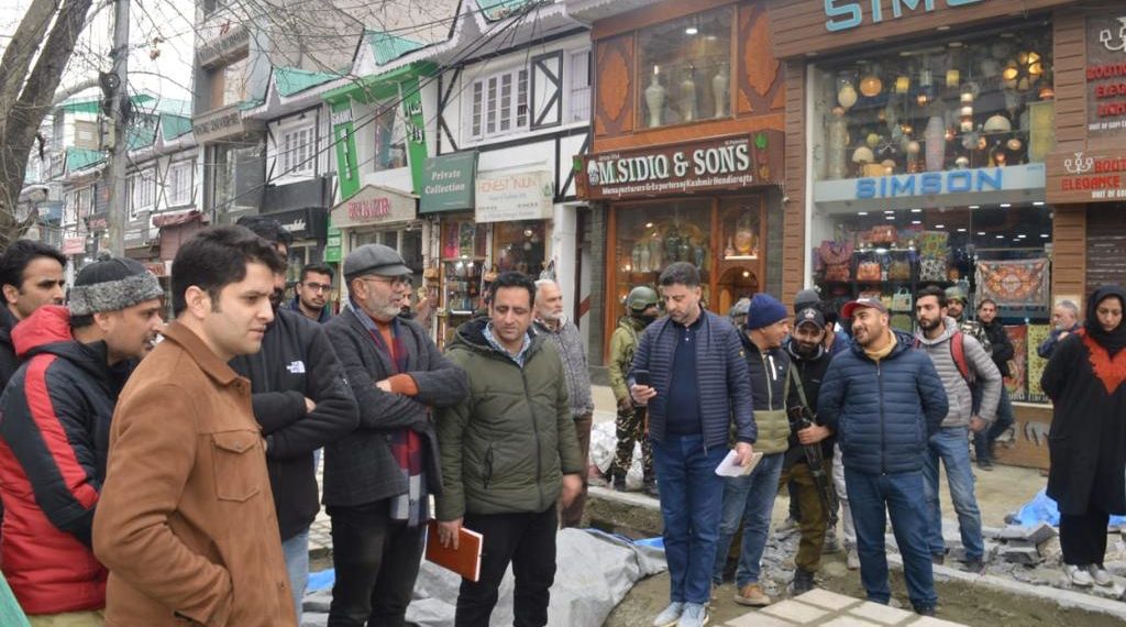 Commissioner SMC/ CEO Smart City tours City parts 