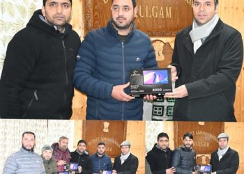 DC Kulgam distributes Tabs among field functionaries of Rev Deptt 