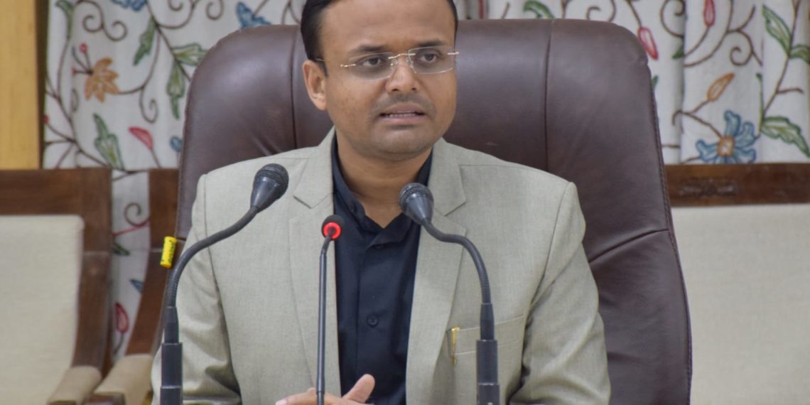 خاتون مریضہ کو کیرن سے ایئرلفٹ کیا گیا، لوگوں نے ڈی سی کپواڑہ کی کوششوں کو سراہا۔