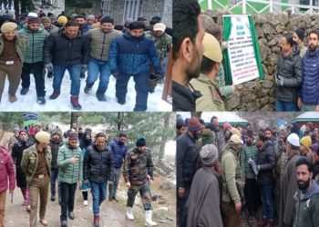 DC Kupwara visits border area Keran, takes stock of food and essential supplies, inspects developmental works Directs officers, field functionaries to play proactive role in resolving public issues 