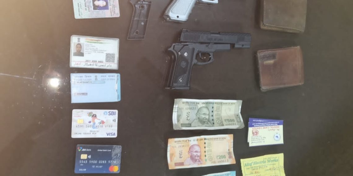 Pulwama Police busted Extortion Racket and arrested  one robber who was  impersonating as militant with fake Weapons