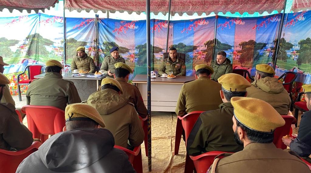SSP Baramulla Shri Amod Ashok Nagpure-IPS alongwith Sh R.K. Parihar, Addl. SP Baramulla visited sub division Kreeri and interacted with jawans